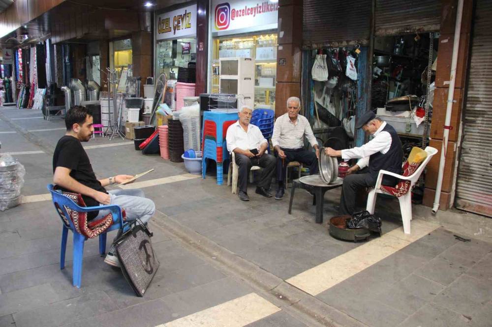 Cizreli Öğretmen, Unutulmaya Yüz Tutan Meslek Ustalarını Karakalem Çalışmasıyla Resmediyor