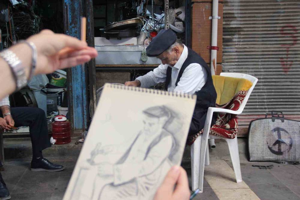 Cizreli Öğretmen, Unutulmaya Yüz Tutan Meslek Ustalarını Karakalem Çalışmasıyla Resmediyor