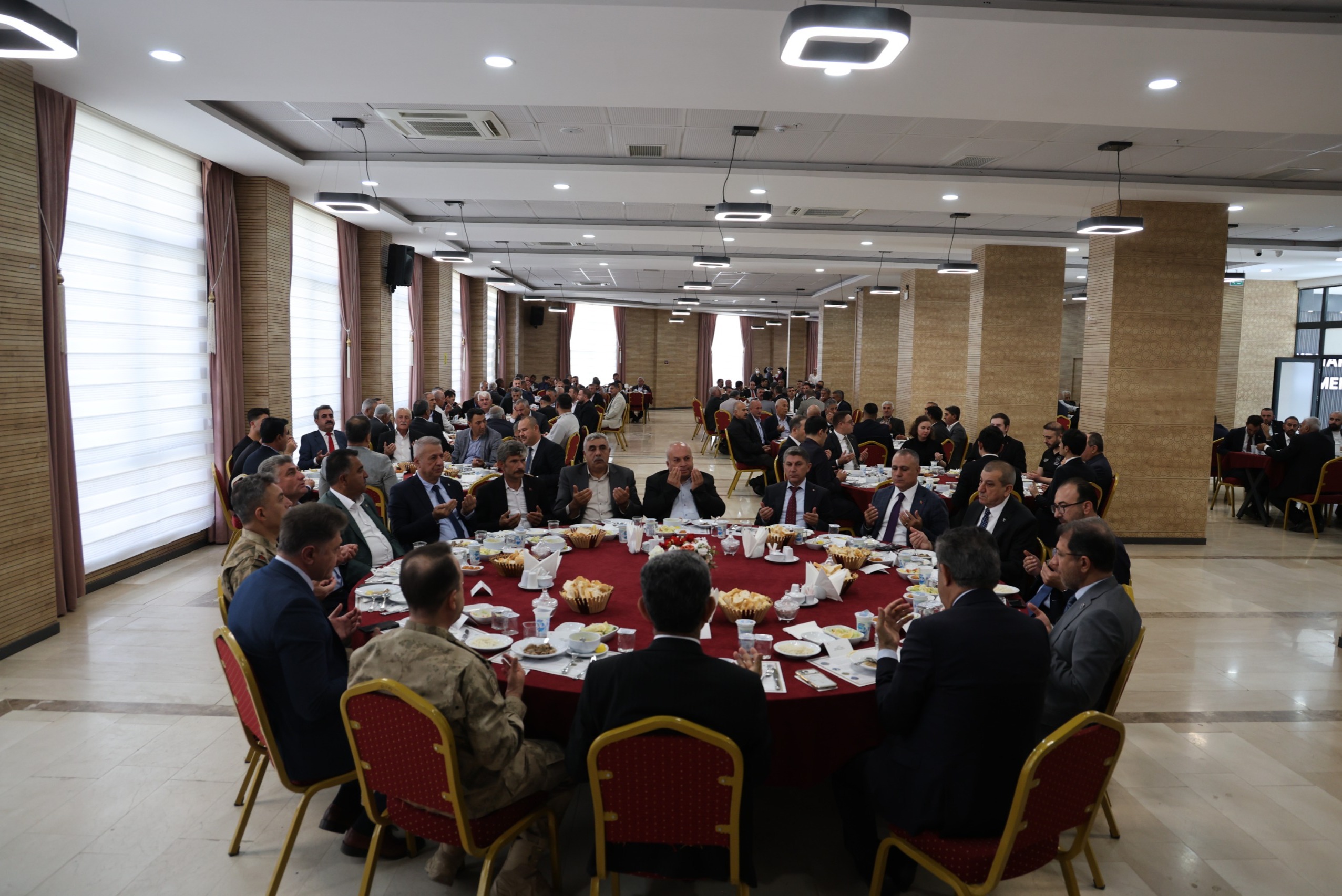 valimiz-birol-ekici-belediye-baskani-mehmet-yarka-ve-il-protokolu-19-ekim-muhtarlar-gunu-dolay-1.jpg