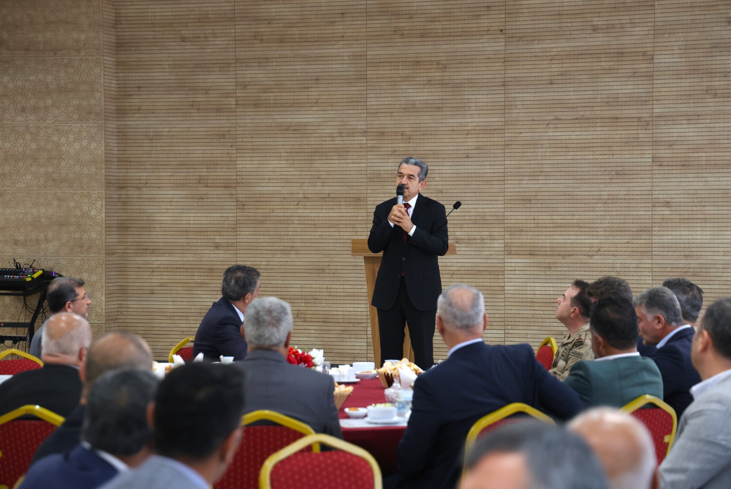 valimiz-birol-ekici-belediye-baskani-mehmet-yarka-ve-il-protokolu-19-ekim-muhtarlar-gunu-dolay-3.jpg