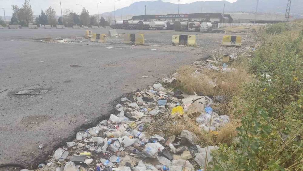 Habur’da Tır Şoförleri İsyan Etti: 1000 TL Ödüyoruz, Bekleyemiyoruz!