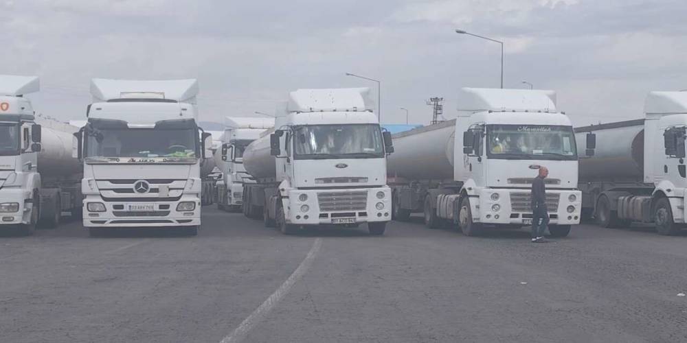 Habur’da Tır Şoförleri İsyan Etti: 1000 TL Ödüyoruz, Bekleyemiyoruz!