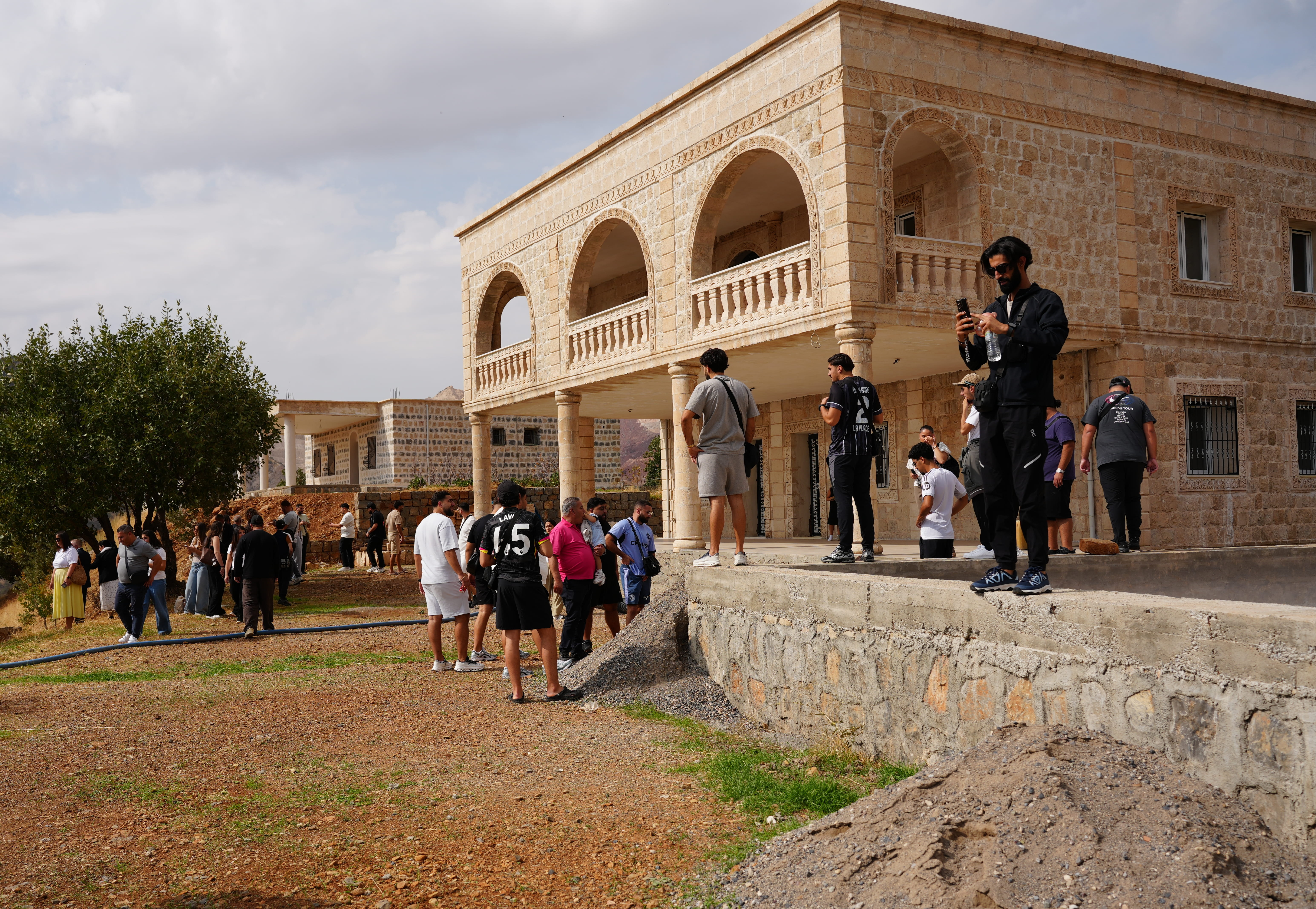 aa-20261024-42852334-42852332-avrupadan-gelen-keldaniler-sirnakin-aksu-koyunu-ziyaret-etti-1-1.jpg