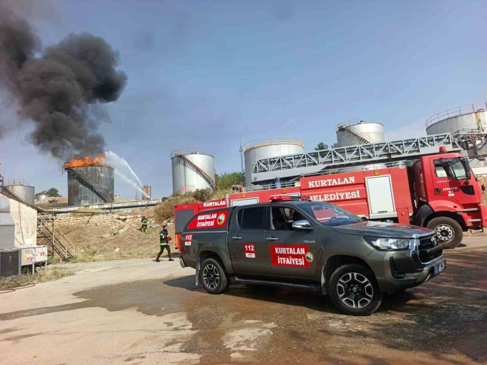 Petrol Sahasında Yangın: 2 Kişi Dumandan Etkilendi