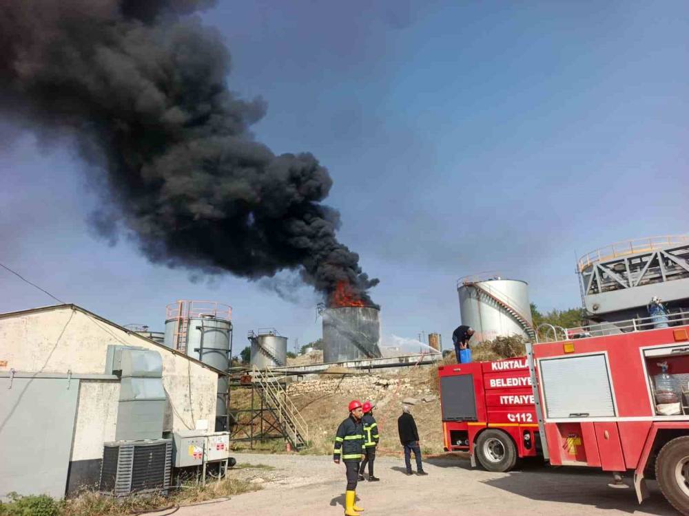 Petrol Sahasında Yangın: 2 Kişi Dumandan Etkilendi