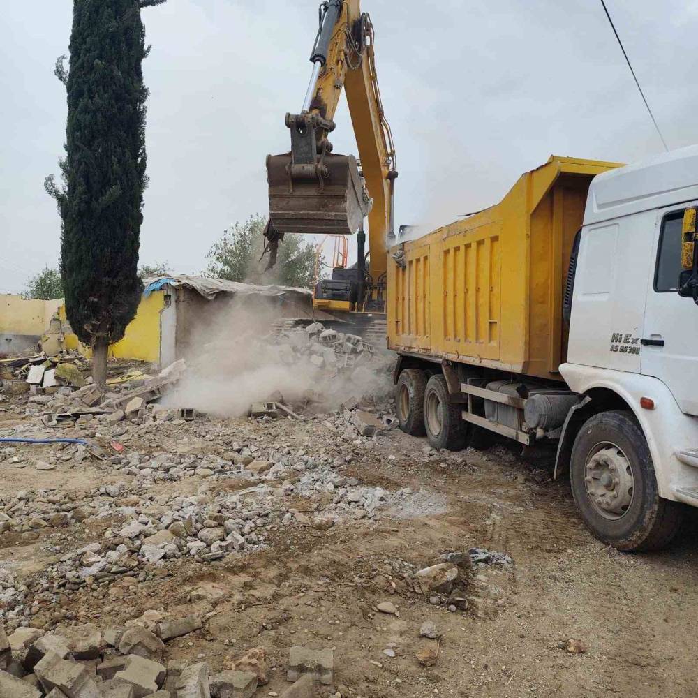 Silopi’de Metruk Binaların Yıkımı Sürüyor