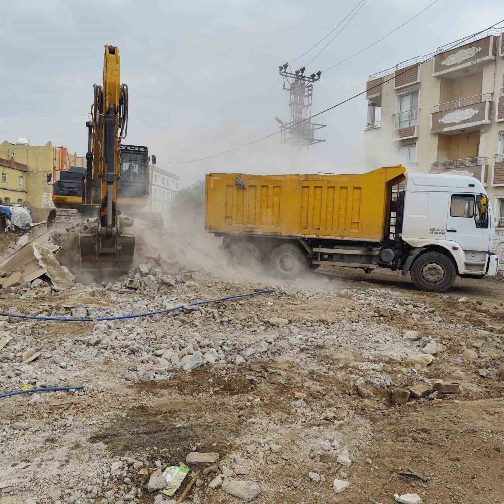 Silopi’de Metruk Binaların Yıkımı Sürüyor