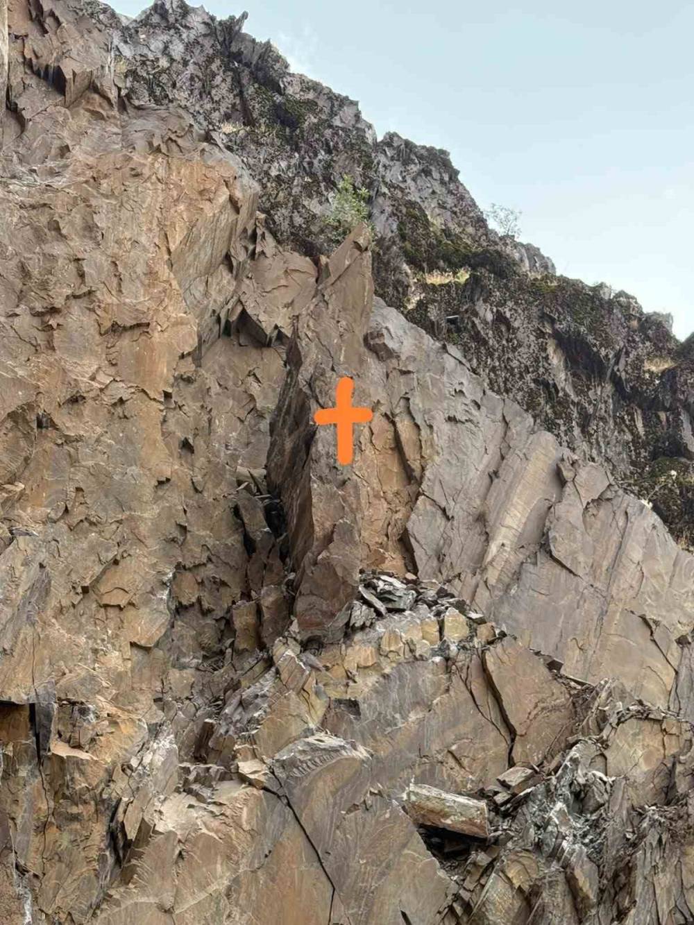 Şırnak’ta Tehlike Arz Eden Kayalara Düşürme Operasyonu