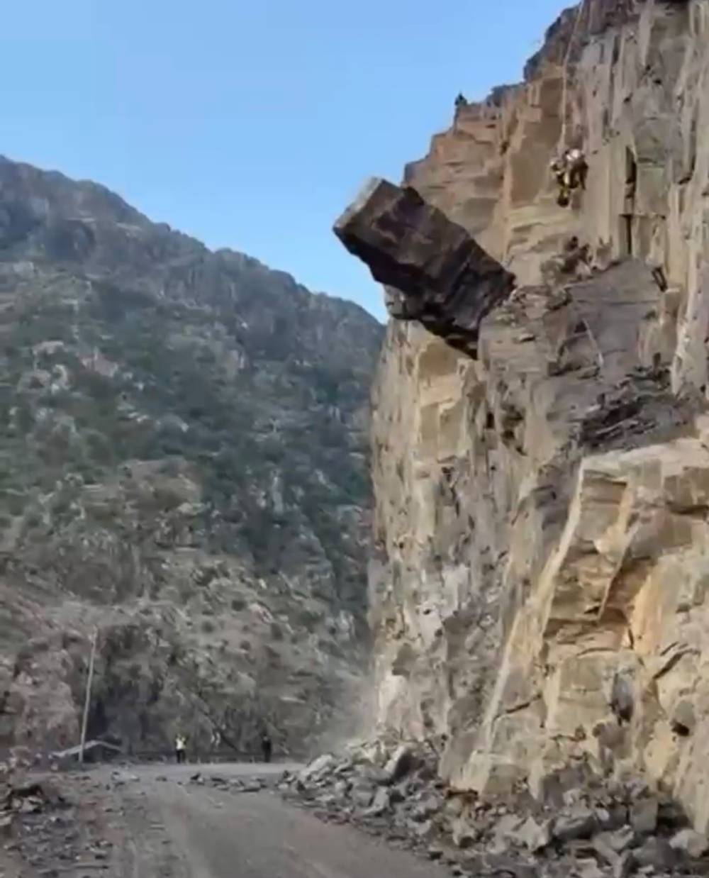 Şırnak’ta Tehlike Arz Eden Kayalara Düşürme Operasyonu