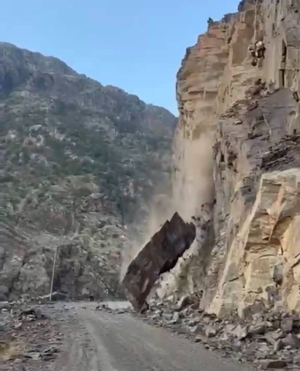 Şırnak’ta Tehlike Arz Eden Kayalara Düşürme Operasyonu